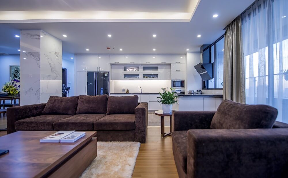 Căn hộ lựa chọn sắc trắng làm điểm nhấn và gam màu nâu trầm chủ đạo sau sửa chữa nhà.