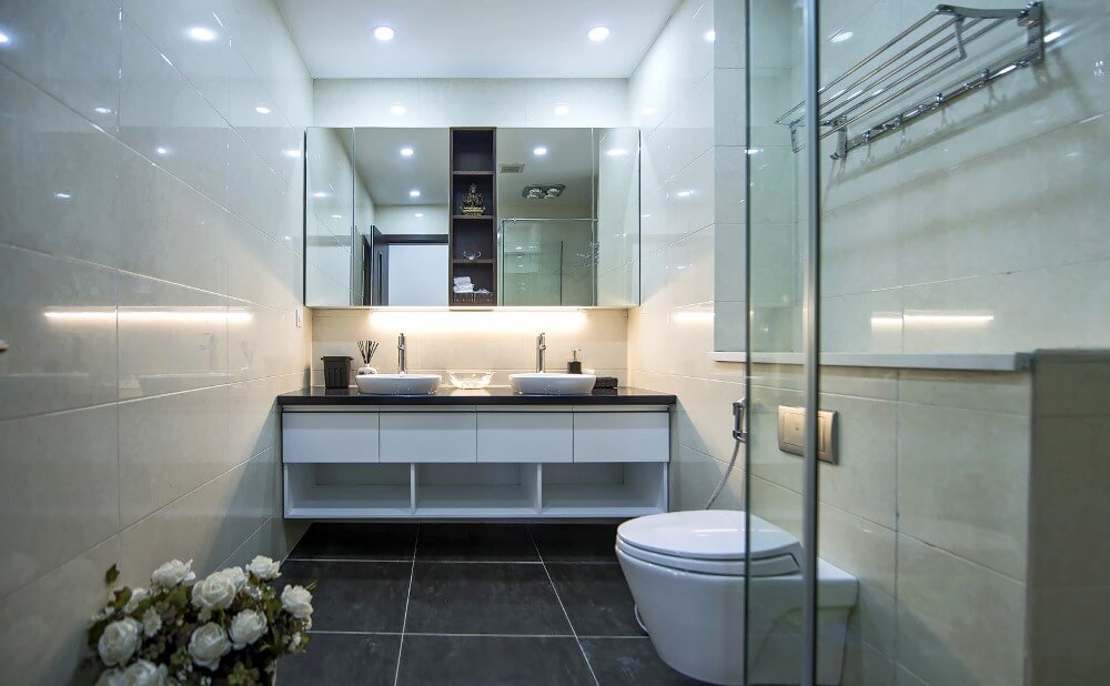 Sửa chữa nhà với khu vực lưu trữ kín đáo là tấm gương trên bồn rửa bồn tắm, sáng thoáng, rộng rãi, hiện đại.