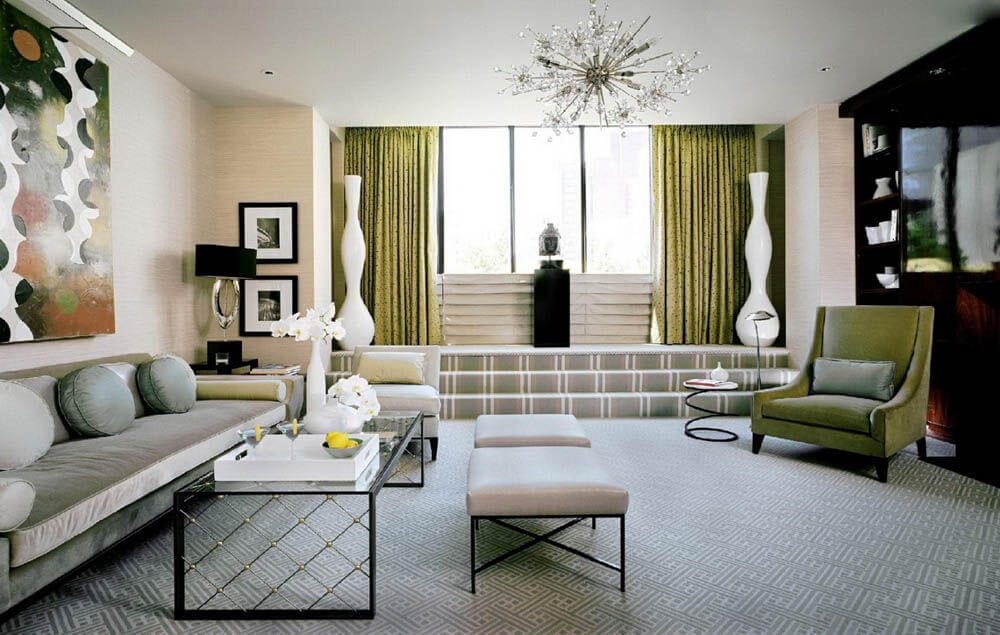 Phòng khách bộ ghế sofa gồm một ghế dài và những chiếc đôn nhỏ gọn nhẹ nhàng và hiện đại kết hợp tone trung tính sáng màu để tạo ra sự gắn kết không gian, sau cải cải sửa chữa căn hộ chung cư này.