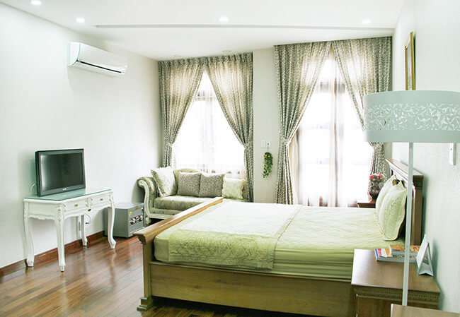 Phòng ngủ hiện đại mang hơi hướng theo phong cách cổ điển, sau khi sửa chữa cải tạo nhà này.