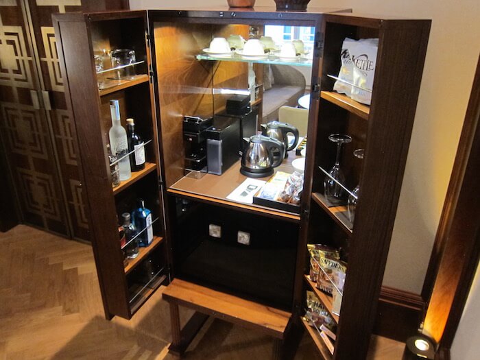 Sửa căn hộ với góc quầy bar phân định không gian