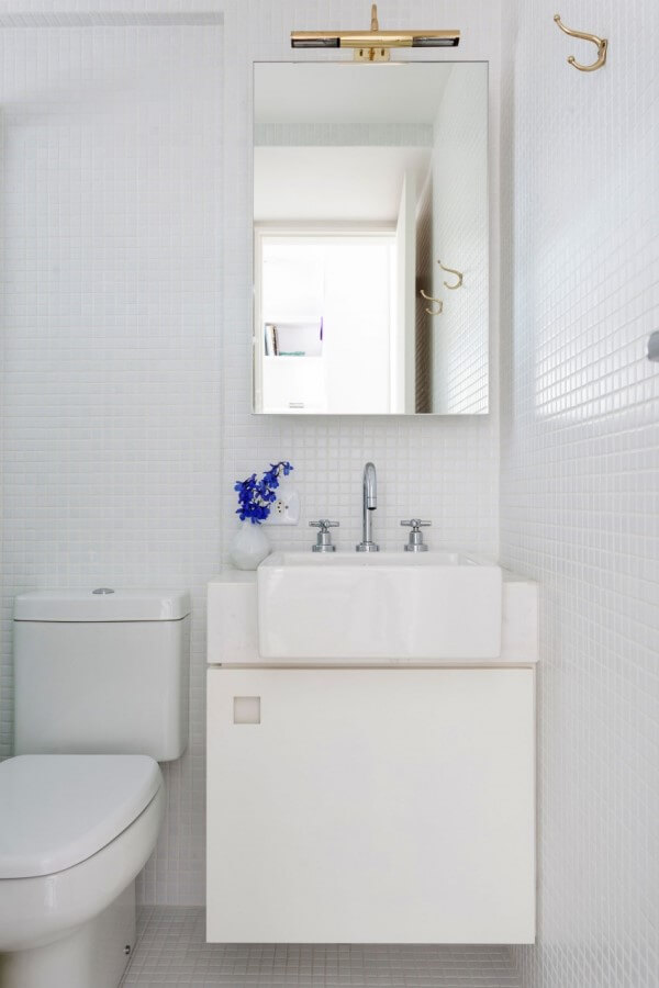 Phòng tắm nhỏ nhắn được lắp gương lớn để tạo sự phản chiếu nhằm “ăn gian” diện tích, trông mẫu cải tạo căn hộ này.