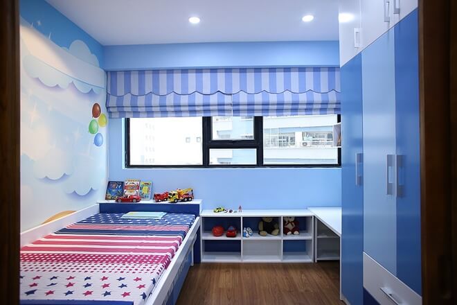 Cải tạo nhà chung cư thêm phòng ngủ cho em bé 3 tuổi thích màu xanh và ôtô nên được trang trí sẵn một căn phòng xinh xắn và nhiều ánh sáng cho con.