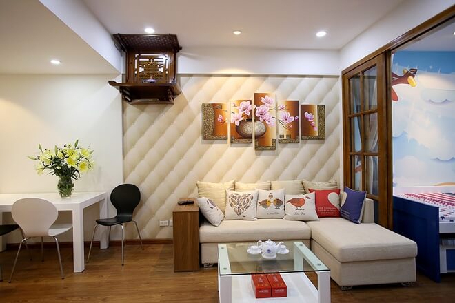 Cải tạo nhà chung cư với giải pháp chia phòng khách hiện trạng thành phòng ngủ cho em bé và phòng khách mới. Ngăn cách giữa hai khu vực này là cửa kính giúp ánh sáng tự nhiên vẫn chiếu được tới không gian sinh hoạt chung.