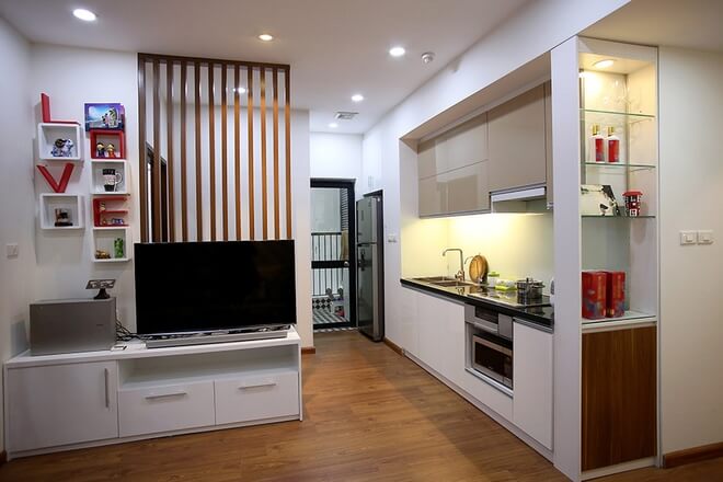 Không gian bếp được cải tạo để kích thước dài hơn giúp chủ nhà thoải mái khi nấu ăn, tiện nghi, hiện đại sau khi cải tạo nhà chung cư này.