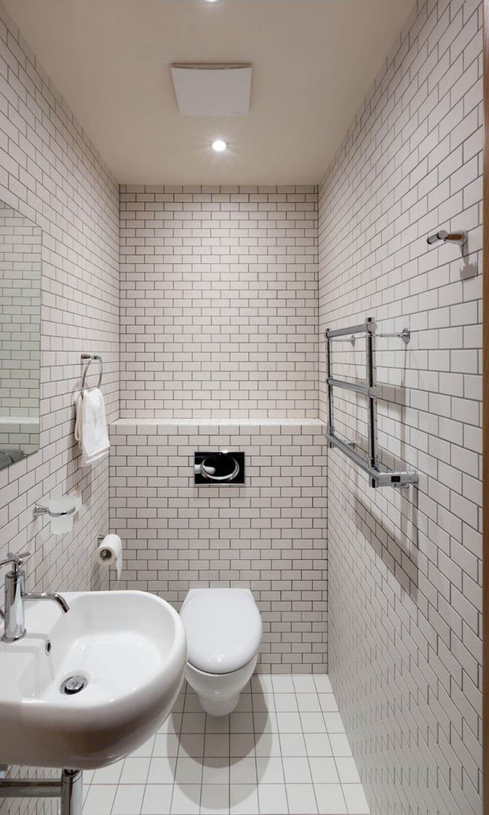 Mẹo sửa nhà với phòng tắm được ốp, lát gạch, tông màu trắng, sạch sẽ, tạo cảm giác rộng rãi hơn.  