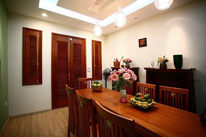 Nhà ống sửa chữa cải tạo nhỏ nên KTS chọn dùng màu sáng chủ đạo cho bếp, kết hợp với đồ gỗ màu nâu trầm đem lại sự ấm cúng. Ngoài ra còn có những mảng màu xanh cốm đan xen theo sở thích của chủ nhà.