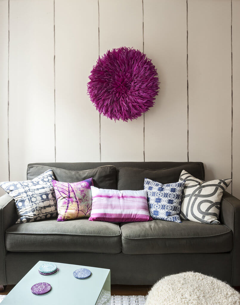 Để tối đa hoá không gian, trong thiết kế nội thất nhà chung cư nhỏ này, chọn ghế sofa đơn giản và bàn cà phê nhỏ, tạo không gian thoáng rộng.