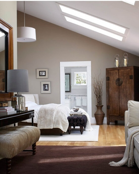 Sơn phòng ngủ, trần hoặc ốp trần thạch cao với những gam màu như trắng, kem giúp trần nhà trông có vẻ cao và thoáng hơn