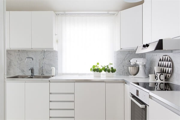 Màu trắng tinh khiết được sử dụng phần lớn trong khu vực bếp ăn. Bộ bàn ăn thanh lịch, thiết kế độc đáo đồng bộ với sắc màu chủ đạo trong mẫu thiết kế nội thất nhà chung cư này.