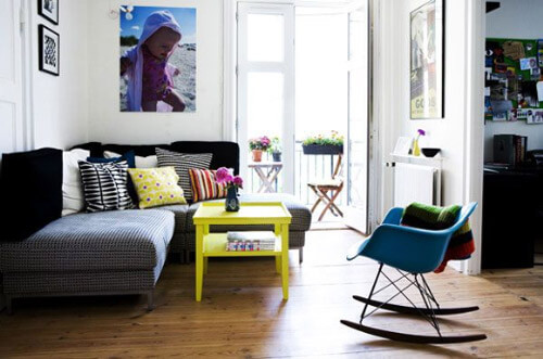 Thiết kế nội thất phòng khách nhà chung cư mini nên chọn sofa có kích thước nhỏ gọn, kê sát vào tường, gần cửa sổ để tạo cảm giác thông thoáng cho người ngồi