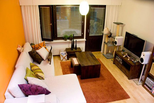 Thiết kế nội thất phòng khách nhà chung cư mini nên chọn sofa có kích thước nhỏ gọn, kê sát vào tường, gần cửa sổ để tạo cảm giác thông thoáng cho người ngồi