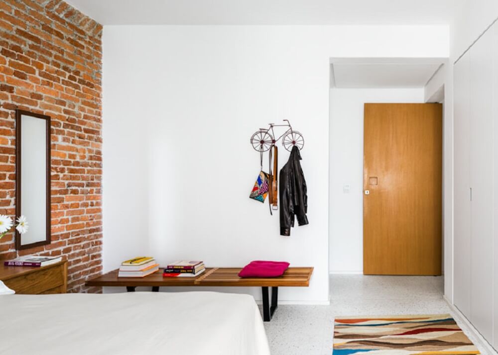 Phòng ngủ giản dị trong mẫu thiết kế nhà chung cư, đầy ấn tượng với mảng tường gạch đỏ thô hút mắt. Một trong những chất liệu cũng được sử dụng rộng rãi, gần gũi và ấm áp cho không gian sống của căn hộ.