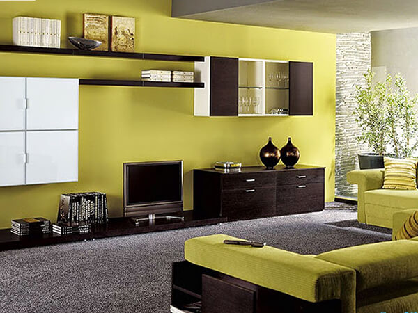 Màu sơn phòng khách vàng chanh kết hợp với những món nội thất tone đen thế này khiến không gian phòng khách trở nên vô cùng ấn tượng.