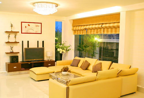 Sơn phòng khách tông vàng chanh, kết hợp bộ sofa màu vàng chanh thế này cũng đủ để làm cho phòng khách nhà bạn rạng rỡ hơn bao giờ hết.