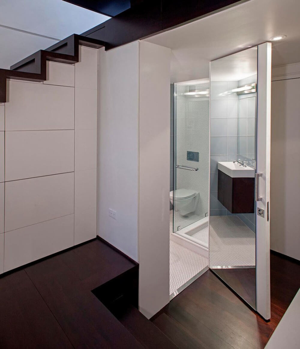 Thiết kế nội thất nhà 30m2, phòng tắm được bố trí dưới gầm cầu thang, vẫn đầy đủ chức năng mà lại tận dụng được diện tích.