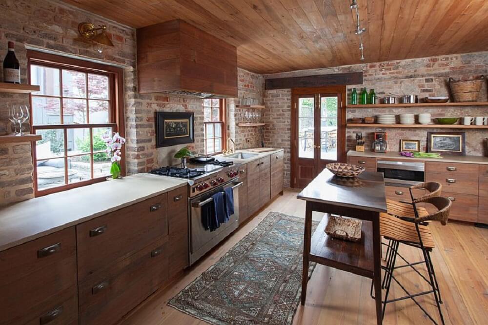 Mẫu nhà bếp với những bức tường gạch – phong cách cổ điển. Phong cách gợi vẻ đẹp ngọt ngào, giản dị của những trang trại.