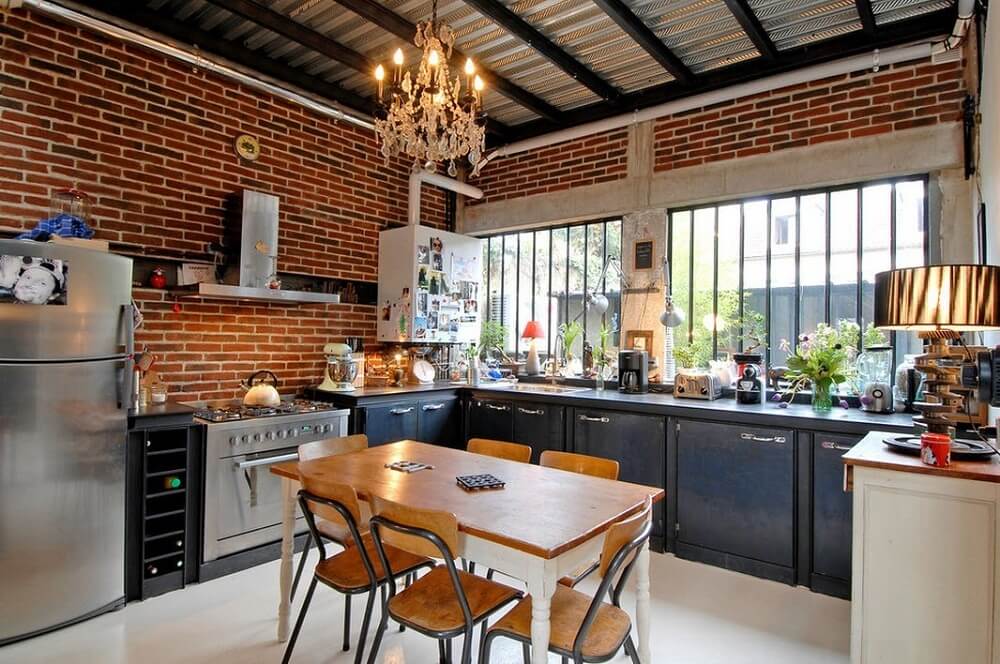 Với những mẫu nhà bếp đẹp theo phong cách đương đại, những bức tường gạch tạo ra một lớp bao bọc đầy ấn tượng cho căn bếp.