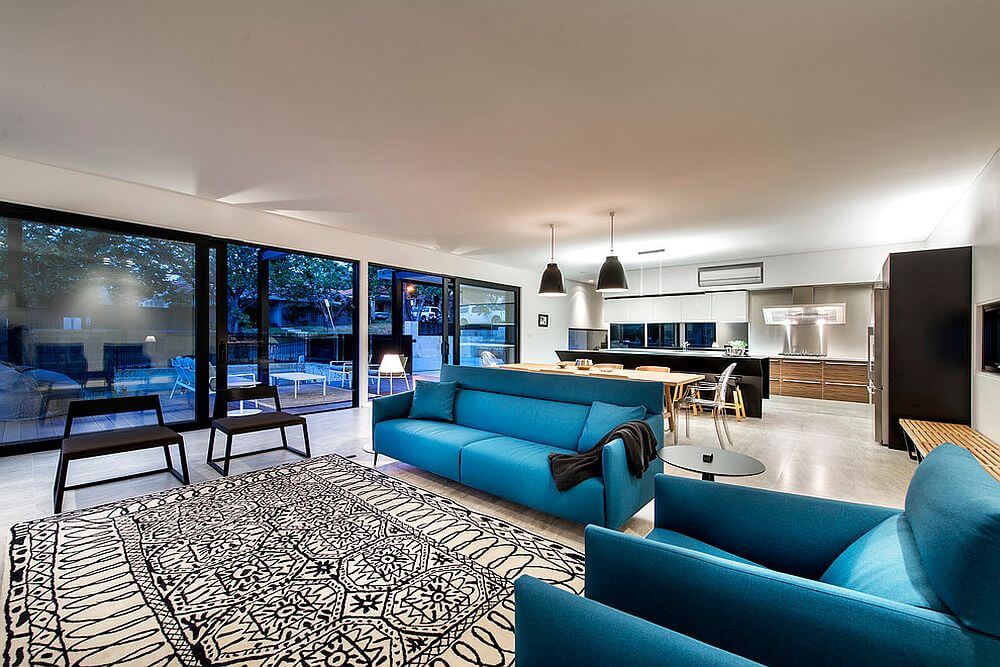 Màu sơn nhà trung tính, ghế sofa màu xanh nổi bật, mang sự tươi mới cho cả không gian sống.