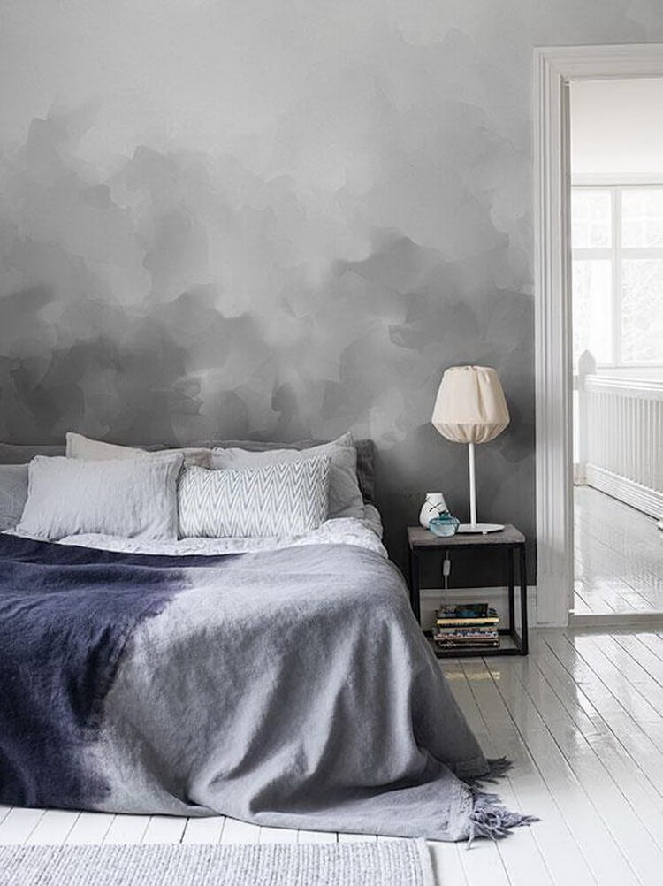 Màu xám được xếp thành các lớp giống như những đám mây thực sự sẽ là ý tưởng tuyệt vời cho những người thích sơn phòng ngủ màu trung tính.