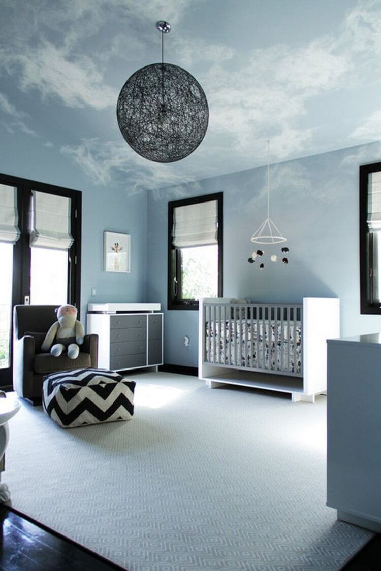 Phòng ngủ sơn những đám mây bay lơ lửng trên trần nhà cho phòng của bé.