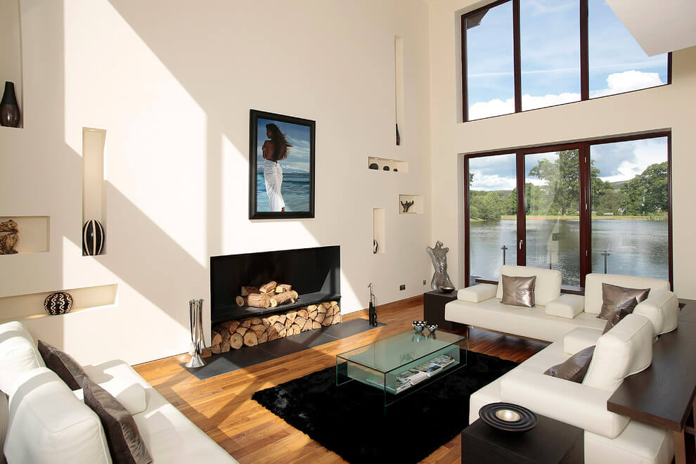 Phòng khách toàn màu trắng, thêm chiếc bếp sưởi màu đen sẽ tạo chiều sâu cho không gian phòng khách nhà bạn.