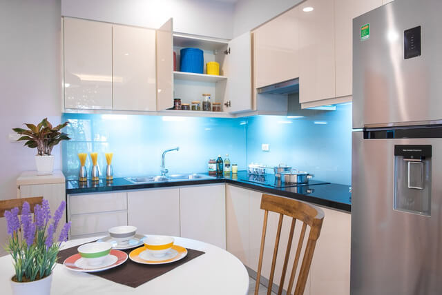 Bố trí được cả bộ bàn ăn ở bếp trong nhà chung cư 42m2 dường như là điều bất khả thi với những căn hộ khác