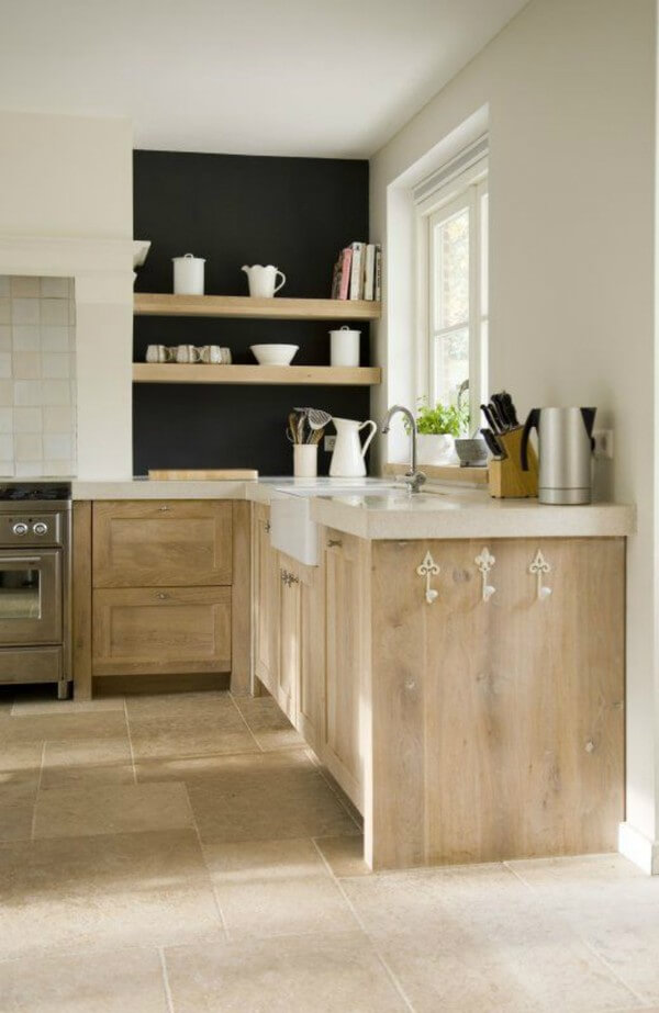Mặt tủ bếp màu trắng kết hợp cùng thân tủ màu gỗ nguyên bản đủ để thấy sự giản dị của nhà bếp. Đặc biệt hơn, chủ nhà còn lựa chọn loại gạch lát sàn gần giống màu của gỗ khiến phòng bếp này càng thêm cảm giác mộc mạc.