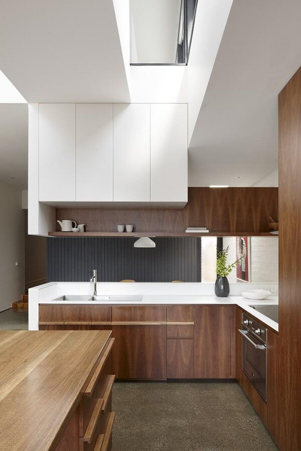 Thiết kế nội thất nhà bếp với mặt bếp màu trắng kết hợp cùng hệ thống tủ bếp màu nâu trang nhã.
