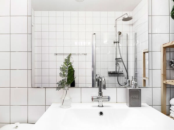 Thiết kế nội thất nhà chung cư, phòng tắm mang lại cảm giác sạch sẽ với việc ốp đá toàn bộ. 