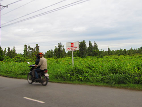 Dự án khu đô thị Sing Việt (huyện Bình Chánh, TP HCM) đã kéo dài hơn 10 năm vẫn chưa xong khâu bồi thường, giải phóng mặt bằng do các bên không thống nhất được mức bồi thường Dự án khu đô thị Sing Việt (huyện Bình Chánh, TP HCM) đã kéo dài hơn 10 năm vẫn chưa xong khâu bồi thường, giải phóng mặt bằng do các bên không thống nhất được mức bồi thường