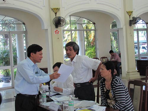 Tại buổi đối thoại, nhiều lần ông Bùi Ngọc Lam - Cục trưởng Cục Giải quyết khiếu nại tố cáo và Thanh tra khu vực II, Thanh tra Chính phủ (bìa trái) - đến tận bàn để giải thích với người khiếu nại Tại buổi đối thoại, nhiều lần ông Bùi Ngọc Lam - Cục trưởng Cục Giải quyết khiếu nại tố cáo và Thanh tra khu vực II, Thanh tra Chính phủ (bìa trái) - đến tận bàn để giải thích với người khiếu nại