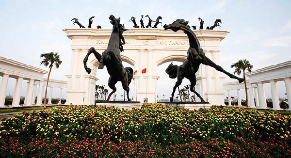 Cổng vào Ciputra Hà Nội. 
