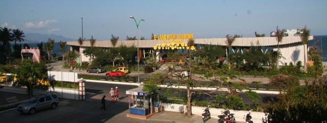 Nhà hàng xây dựng trên bãi biển Nha Trang tại khu vực cà phê Bốn Mùa (cũ) và các nhà khoa học ở Khánh Hòa đã kiến nghị phải phá dỡ để trả lại tầm nhìn ra biển Nha Trang cho cộng đồng - Ảnh: Phan Sông Ngân