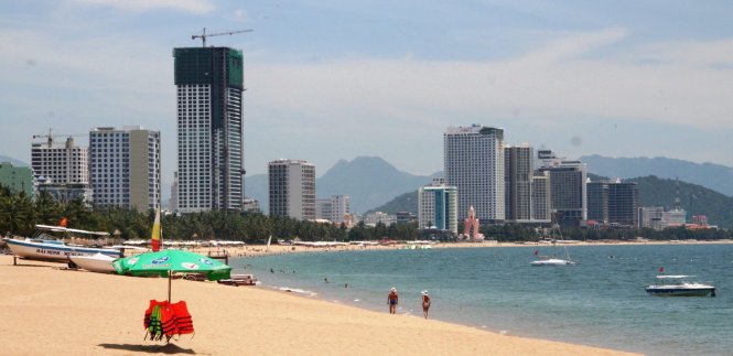 Nhiều nhà cao tầng mới xây dựng bên biển Nha Trang - Ảnh: Phan Sông Ngân