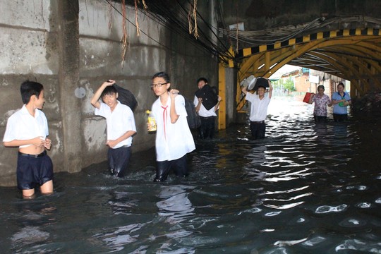 Học sinh bì bõm lội qua dòng nước đen ngòm để về nhà ở phường 3, quận 11, TP HCM Học sinh bì bõm lội qua dòng nước đen ngòm để về nhà ở phường 3, quận 11, TP HCM