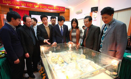 Đại biểu dự Tọa đàm tham quan mô hình khu phố cổ Hà Nội.