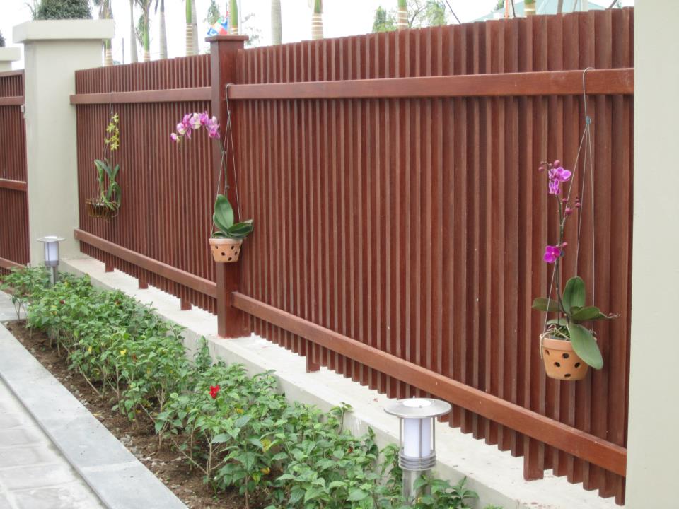 Mẫu hàng rào gỗ đơn giản, mộc mạc.