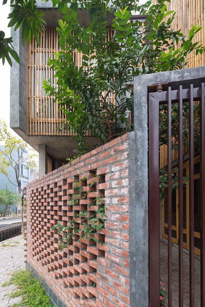 Mẫu hàng rào bằng gạch được xếp đan xen có tác dụng thông gió, chiếu sáng cho không gian nhà ở.