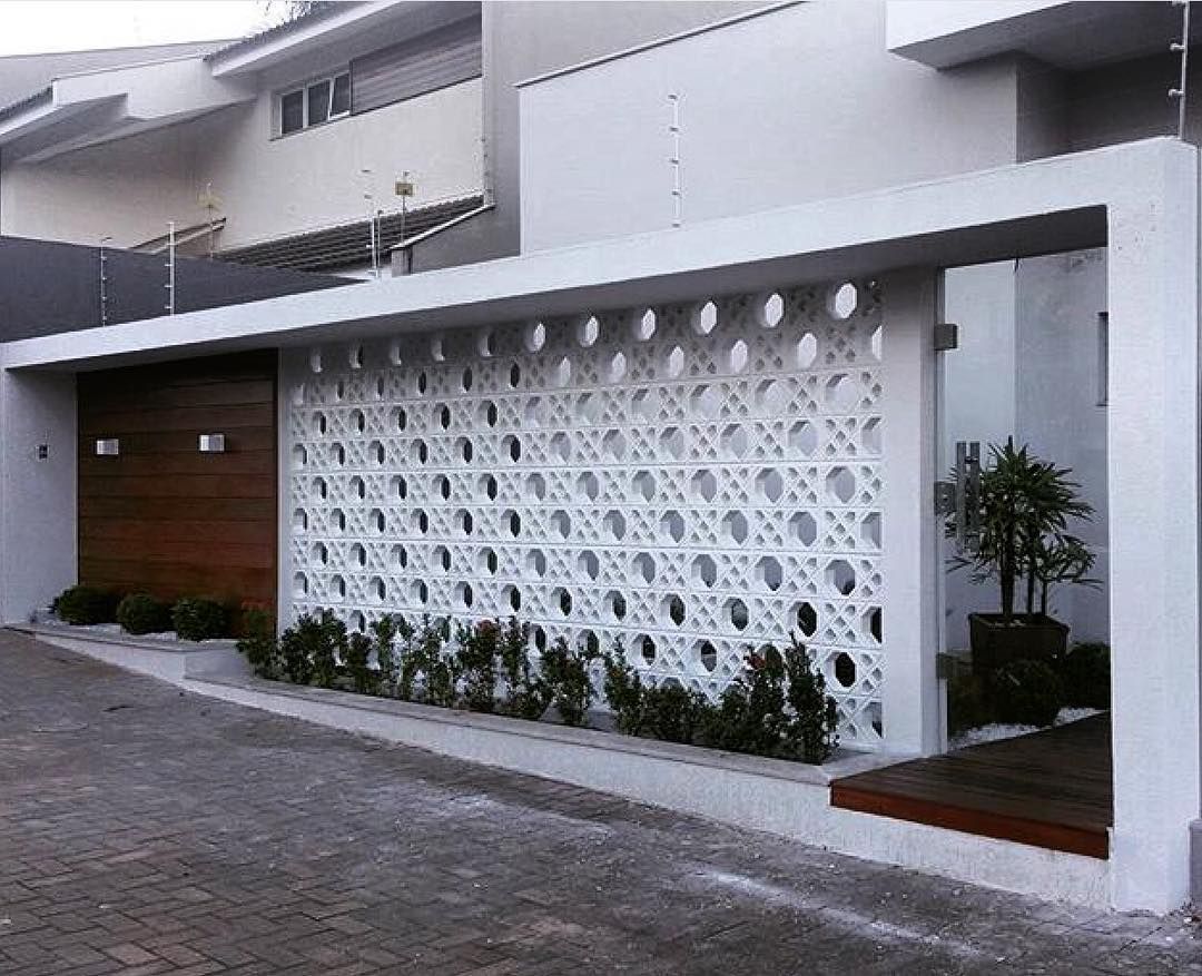 Mẫu hàng rào gạch bông thông gió kết hợp gỗ tự nhiên dành cho thiết kế biệt thự hiện đại, mang lại sự thông thoáng tối đa.