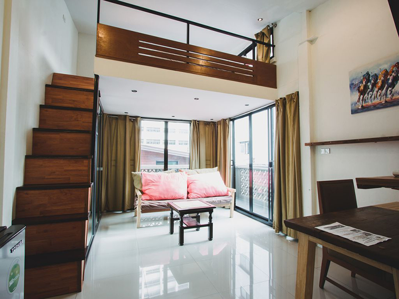 Chiếc cầu thang đẹp cho nhà gác lửng nhỏ bằng gỗ ấn tượng không chiếm quá nhiều diện tích giúp chủ nhân tận dụng tối đa được diện tích sử dụng.