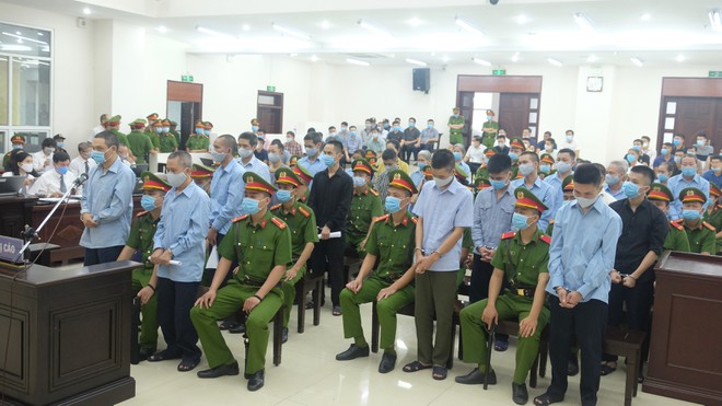 Các bị cáo nói lời sau cùng, bày tỏ ân hận, xin lỗi gia đình bị hại và mong được hưởng lượng khoan hồng. Ảnh: Thái Sơn