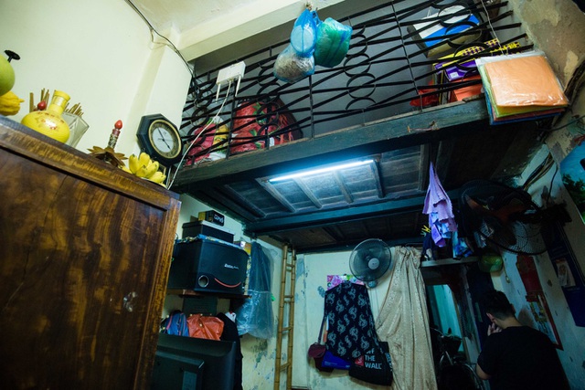 Sống khổ ở phố cổ Hà Nội: Căn nhà 9m2 là lối đi chung của 6 hộ dân khác - 4