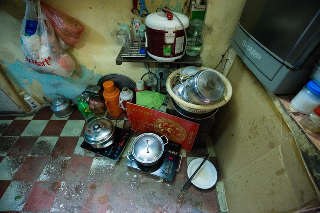 Sống khổ ở phố cổ Hà Nội: Căn nhà 9m2 là lối đi chung của 6 hộ dân khác - 5