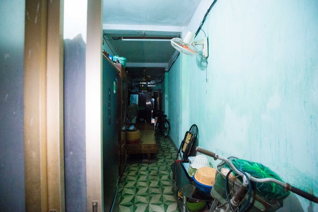 Sống khổ ở phố cổ Hà Nội: Căn nhà 9m2 là lối đi chung của 6 hộ dân khác - 6