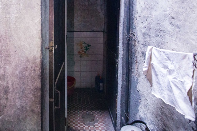 Sống khổ ở phố cổ Hà Nội: Căn nhà 9m2 là lối đi chung của 6 hộ dân khác - 8