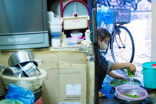 Sống khổ ở phố cổ Hà Nội: Căn nhà 9m2 là lối đi chung của 6 hộ dân khác - 11