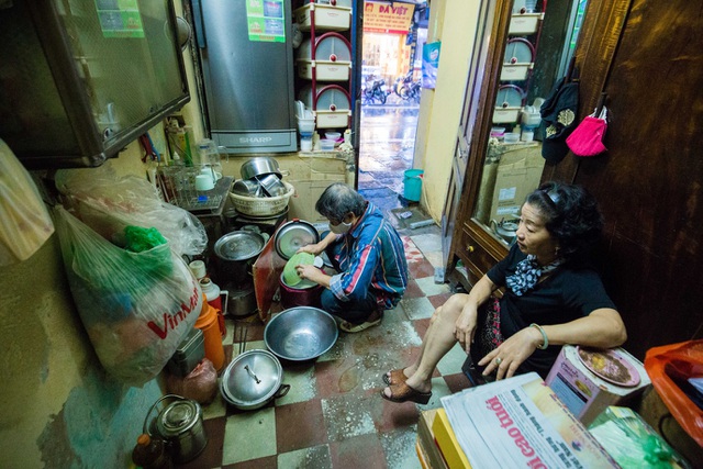Sống khổ ở phố cổ Hà Nội: Căn nhà 9m2 là lối đi chung của 6 hộ dân khác - 12
