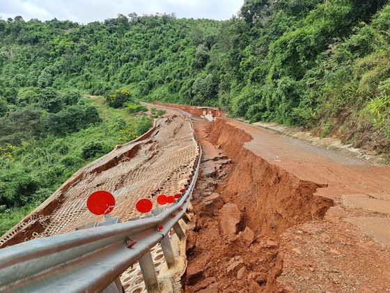Mưa lớn kéo dài, đường 27 tỷ đồng chưa bàn giao đã sạt lở nghiêm trọng ảnh 1