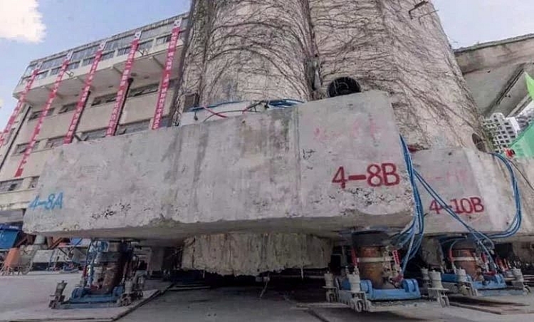 xem toa nha nang hon 7000 tan di bo toi noi toa lac moi